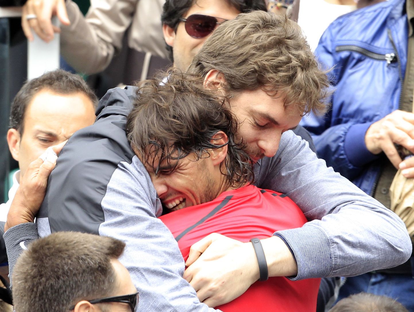 Korvpallur Pau Gasol õnnitleb tennisist Rafael Nadali Prantsusmaa lahtiste võidu puhul. Mõlemad Hispaania sporditähed on jalgpalli EMil toetamas oma riigi koondist.