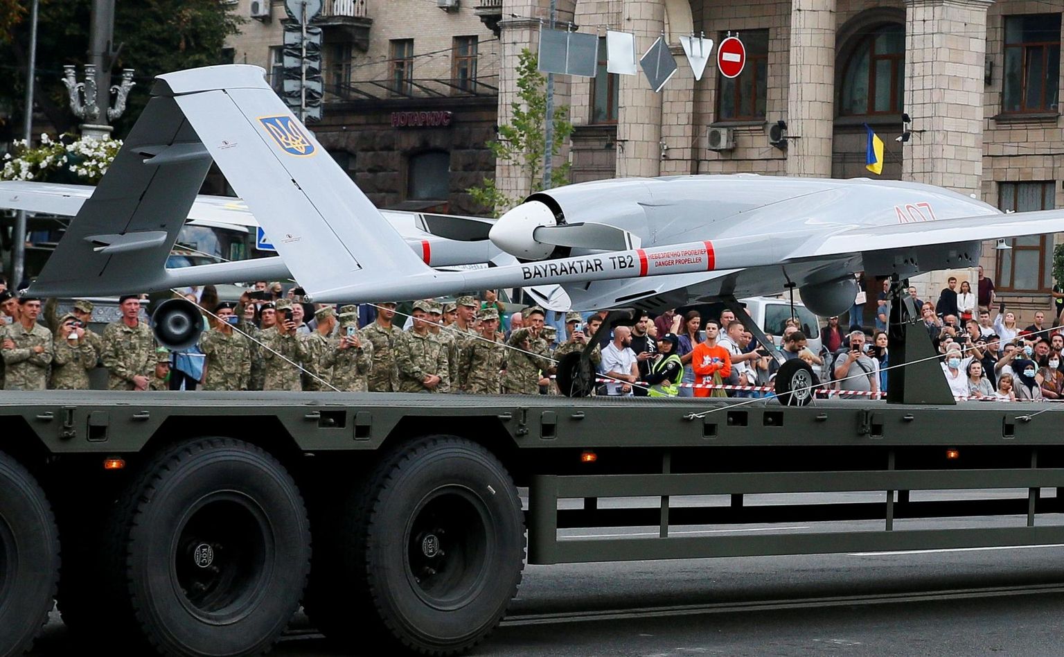 Ukraina sõjaväe Türgis toodetud Bayraktar TB2 tüüpi droon tänavu augustis Kiievis iseseisvuspäeva paraadi peaproovi ajal.