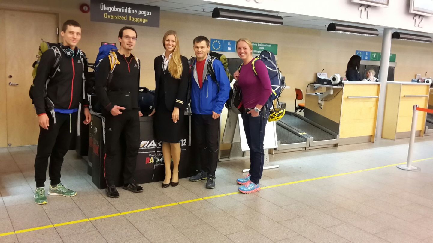 Eesti võistkond (vasakult, keskel lennujaama töötaja) Silver Eensaar, Timmo Tammemäe, Rain Eensaar ja Mariann Sulg alustavad teekonda Brasiiliasse.