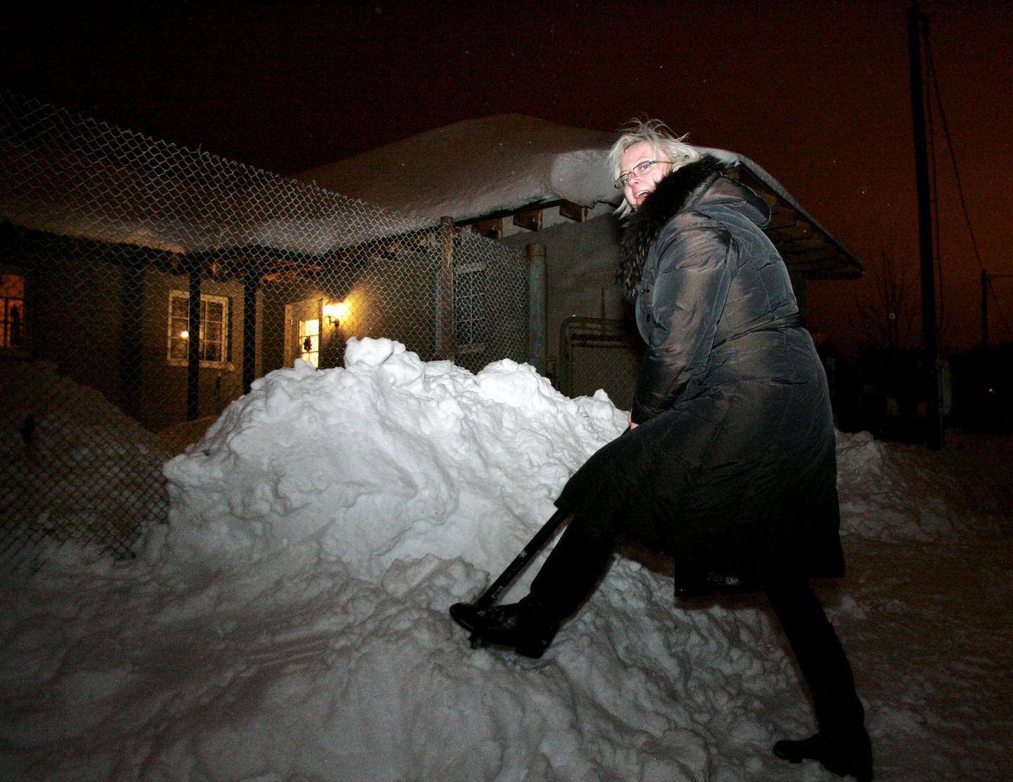 Muuga elanik Margit Nagel pidi pärast suurt lumesadu nädal aega ootama, enne kui lumesahk tema majani jõudis.