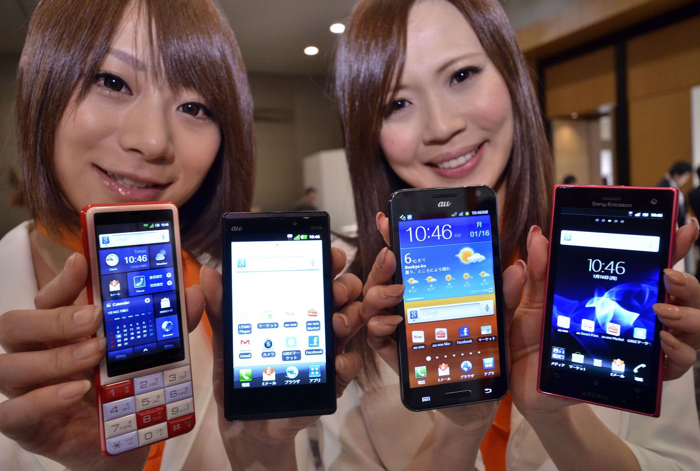 Parempoolsel neiul on käes nutitelefon Sony Ericsson Xperia. Pilt ei ole looga seotud.