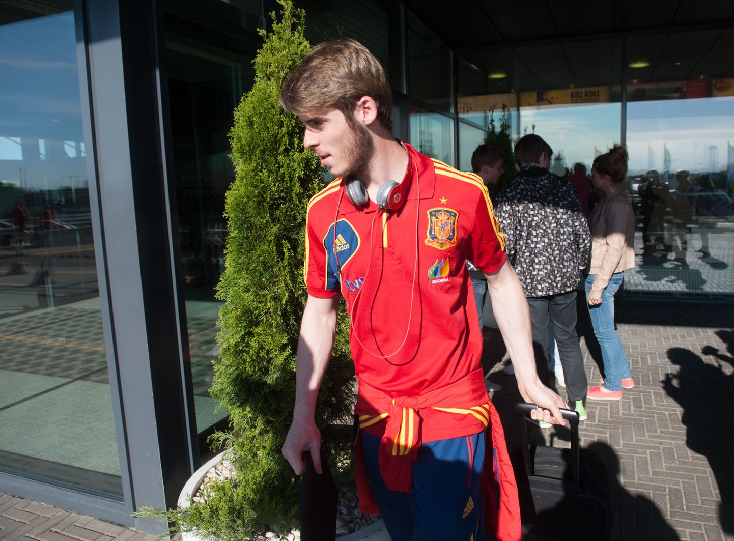 Täna jõudis Tallinnasse Hispaania kuni 21-aastaste jalgpallikoondis, kes neljapäeval kohtub Euroopa meistrivõistluste valikmängus Eestiga. Pildil koondise tuntuim nimi, Manchester Unitedi esiväravavaht David de Gea.