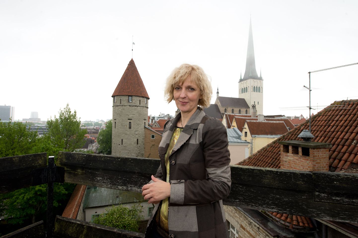 Vanalinna päevade projektijuht Anne Velt Paksu Margareeta katusel. Sel aastal ongi korraldajate eesmärgiks inimesed võimalikult paljudesse vanalinna tornidesse meelitada.