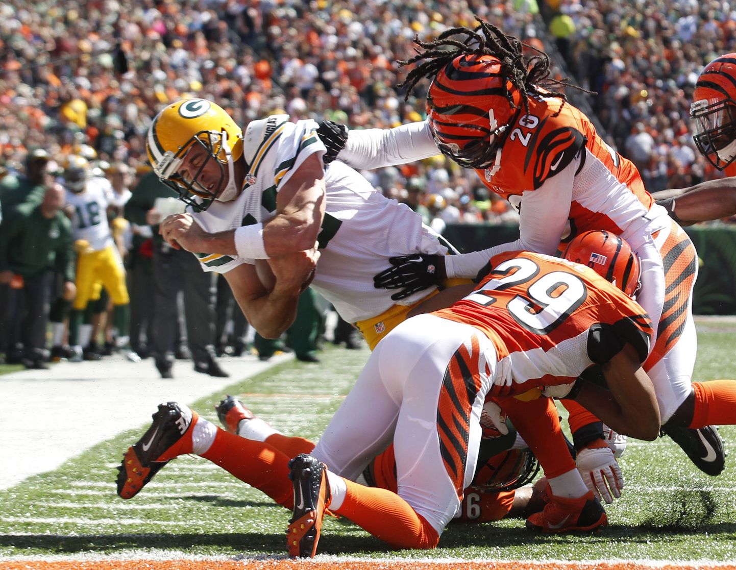 Green Bay Packersi mängujuht Aaron Rodgers (nr. 12) on Cincinnati Bengalsi mängijate poolt maha tõmmatud.