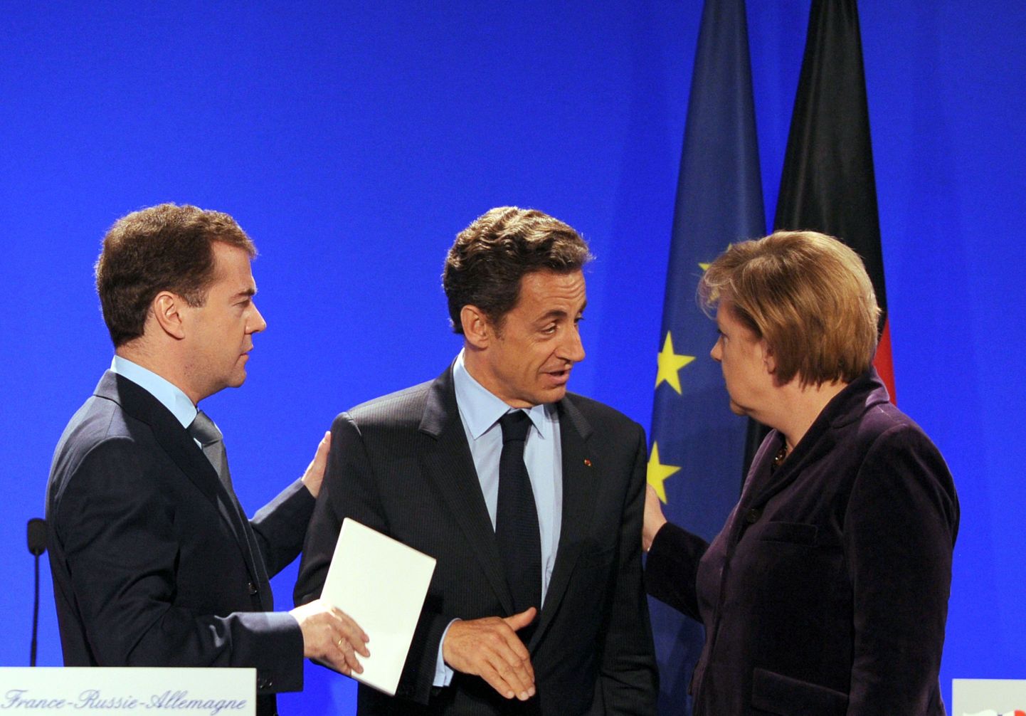 Dmitri Medvedev, Nicolas Sarkozy ja Angela Merkel täna Loode-Prantsusmaal Deauville'is.