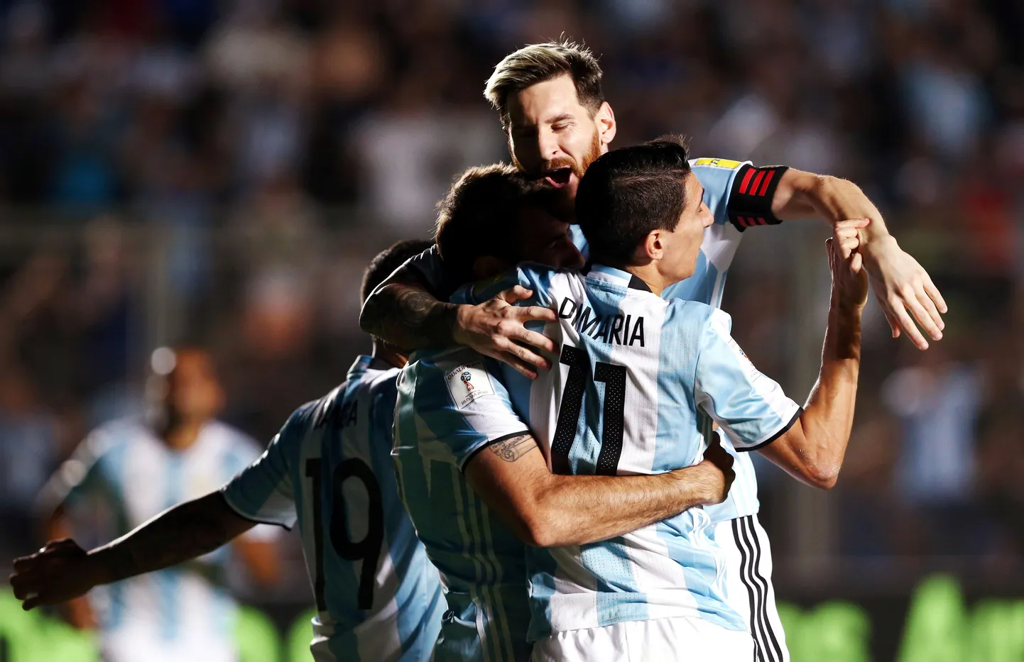 Argentina koondis väravat tähistamas.