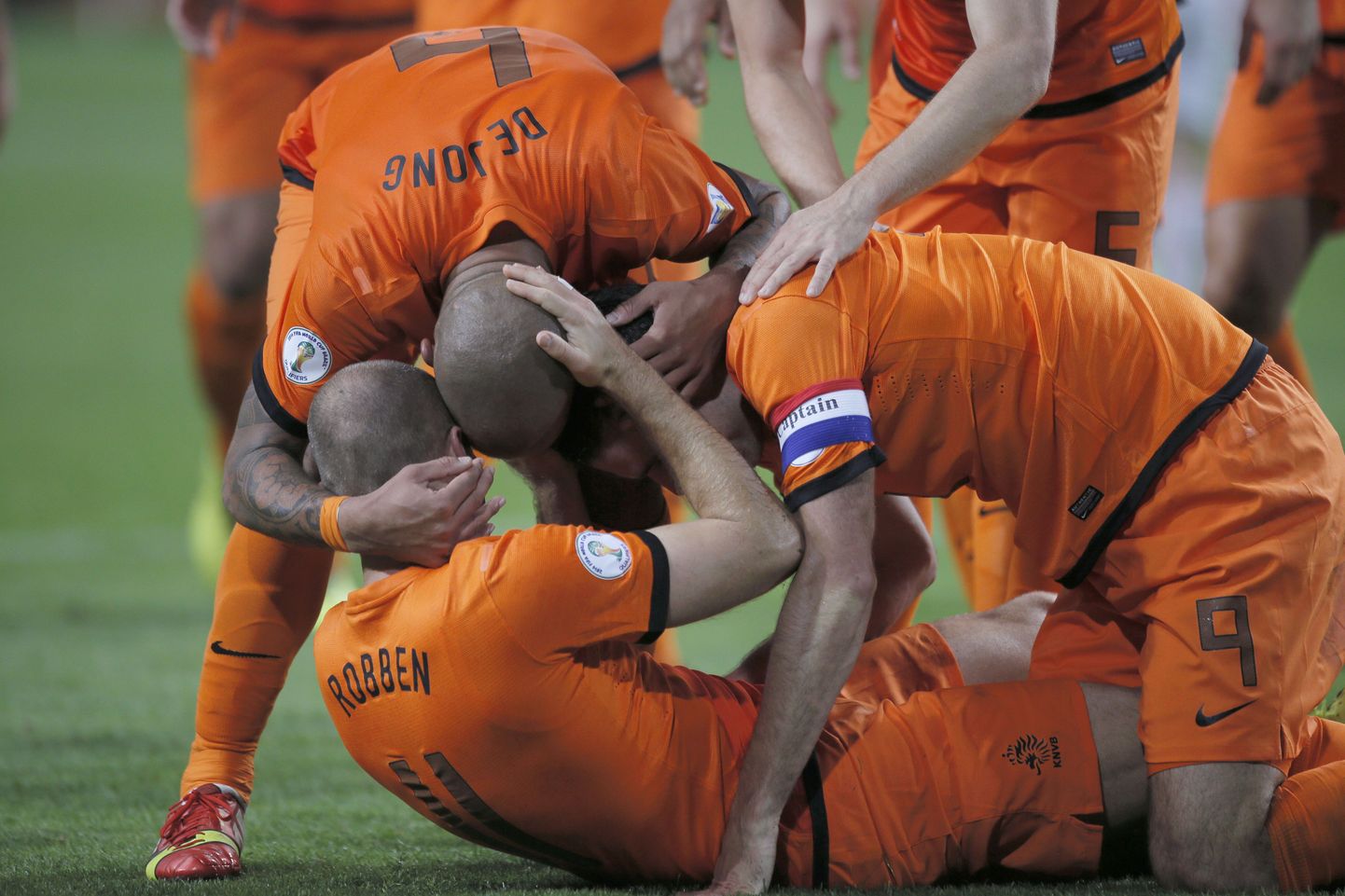 Hollandi mängijad väravat tähistamas