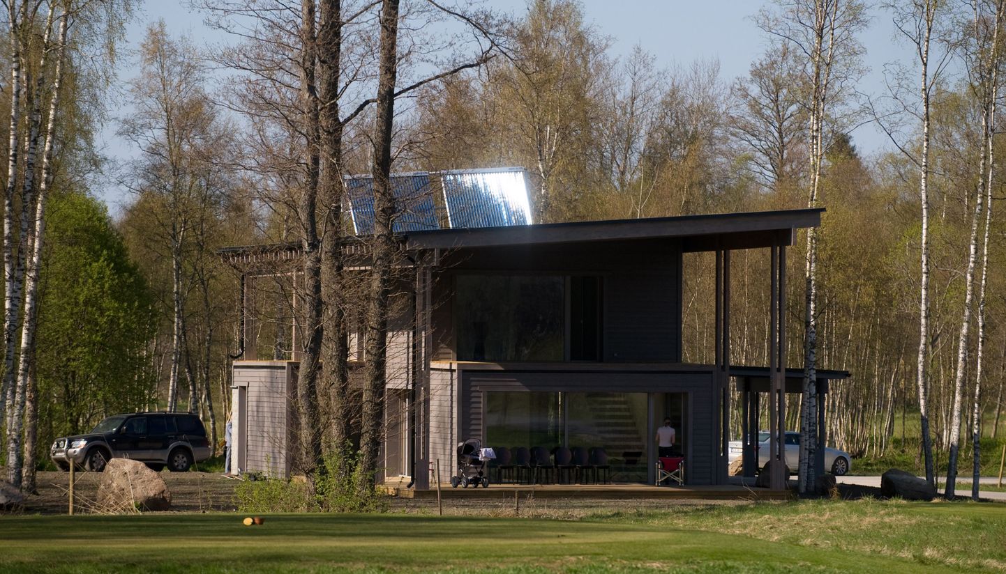 Jõelähtme golfikülla rajatud energiasäästlik maja.