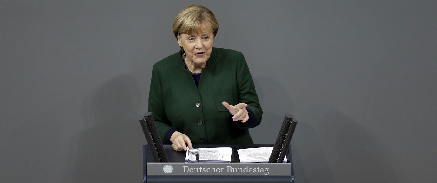 Saksamaa liidukansler Angela Merkel täna parlamendi ees.