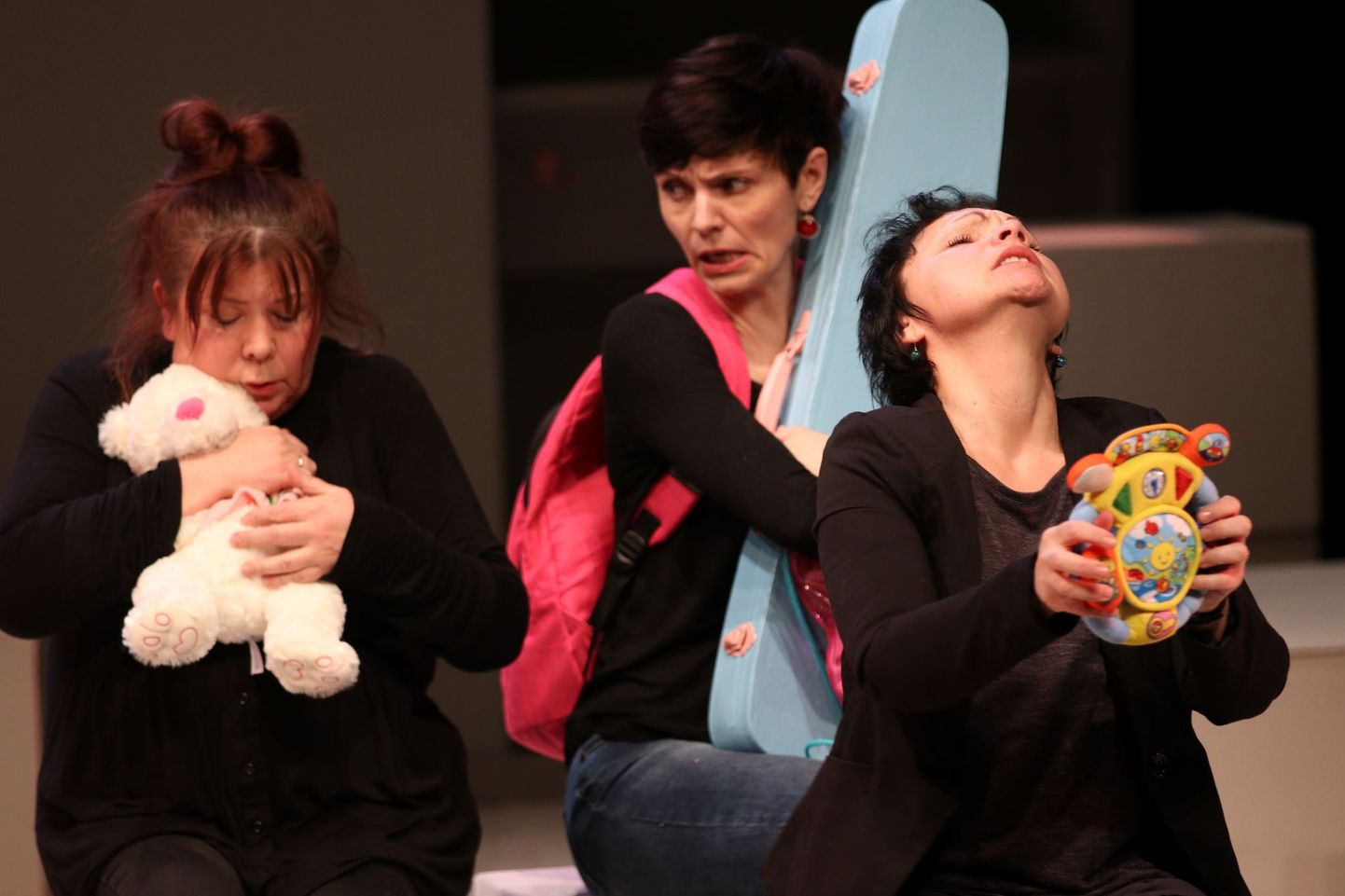Ugala lavastuses "Emadepäev" mängivad emasid Terje Pennie, Triinu Meriste, Jaana Kena, kes on ka päriselus ise emad.