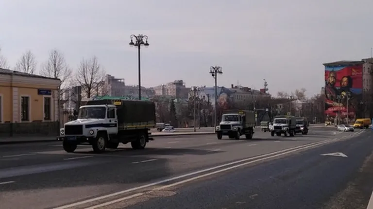 Policijas automašīnas Maskavas ielās 29.aprīļa rītā 