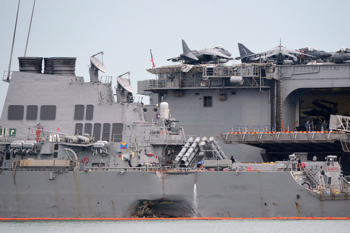 USS John S McCain pärast kokkupõrget. Küljel on näha sellest tekkinud auk.