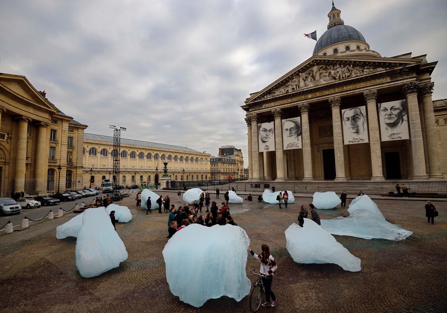 Sulavad jääkamakad Pariisis - installatsioon, mis meenutab polaaraladel toimuvat.