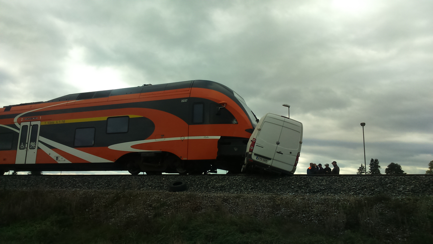Õnnetus Ollepa raudteeülesõidul.