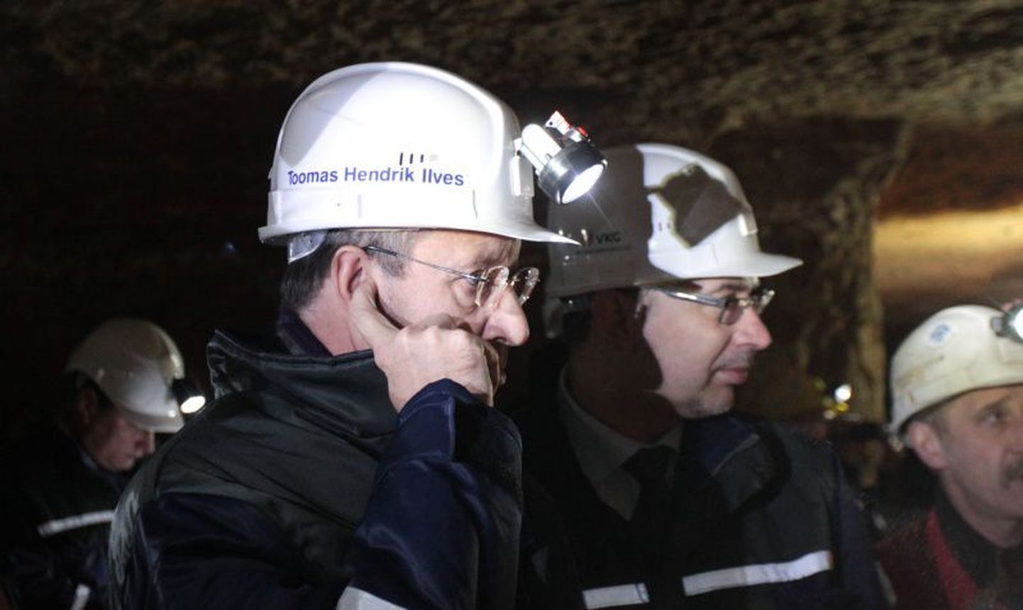Toomas Hendrik Ilves allmaakaevanduses, masinate müra paisub väga valjuks.
