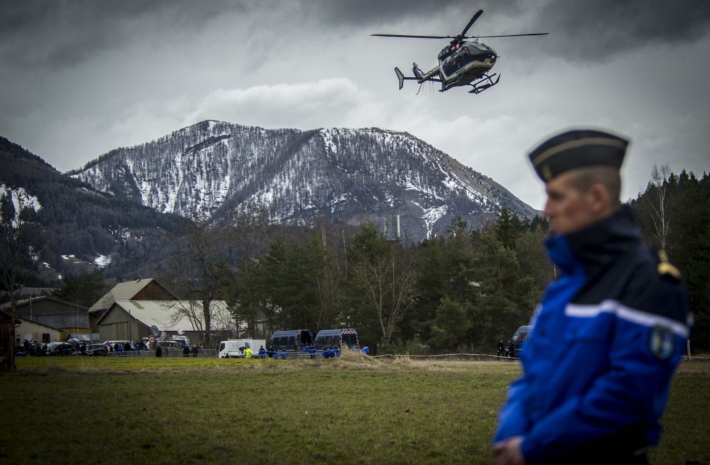 Päästeautod ja politseikopter Prantsuse Alpides, kus viiakse läbi Germanwingis lennukatastroofi ohvrite otsinguid.