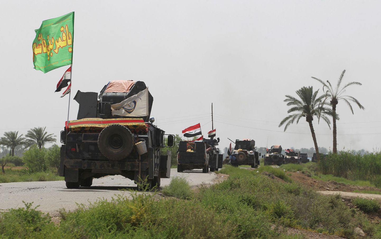 Iraagi valitsusväed teel Saqlawiyah´ lähedal.