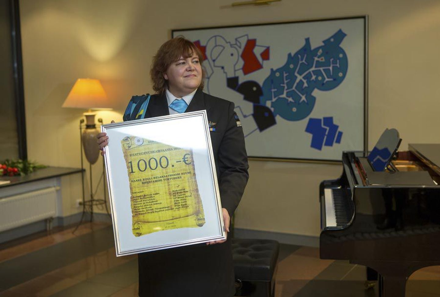 Naiskodukaitse Sakala  ringkonna esinaine Eda Kivisild andis Kaare koolile üle loteriiga kogutud raha.