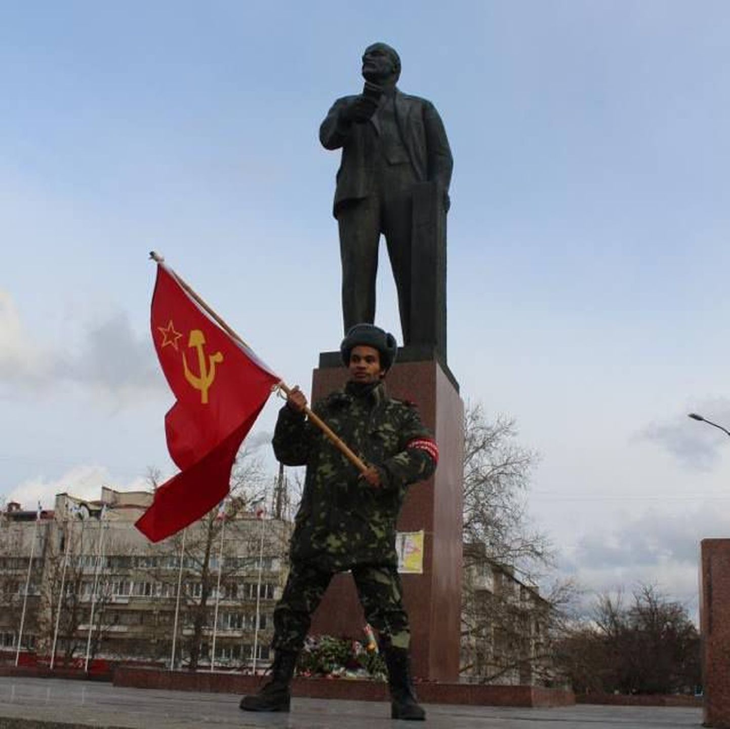 Beness Aijo Ukrainas NSV Liidu lipuga.