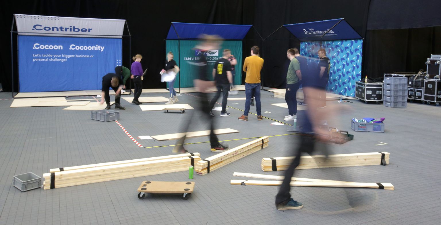 Suured asjad algavad detailidest, iga inimene on meeskonnas tähtis. Tartu ülikooli ettevõtlus- ja innovatsioonikeskus asus just sTARTUp Day ärifestivalil oma teadusmahukaid ettevõtteid näitama, ja juba selle esimesest üritusest peale. Siin pildil sTARTUp Day 2023 ettevalmistus tänavu märtsis ülikooli spordihallis.