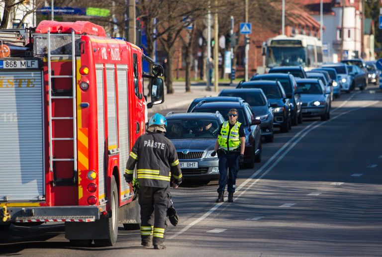 Pärnu Kesklinna sillal toimunud avarii sulges mõneks ajaks liikluse. / Mailiis Ollino/