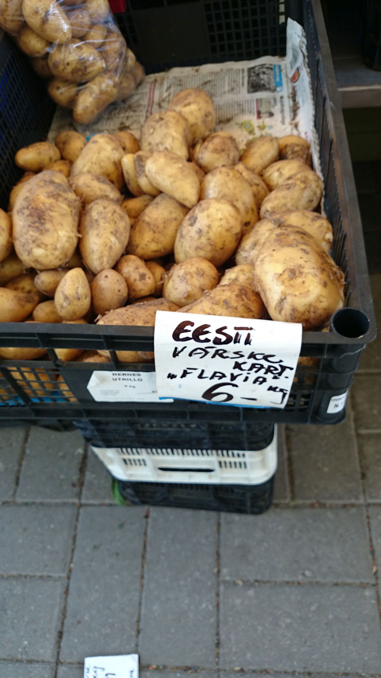 Молодой картофель стоит 6 евро за кило.