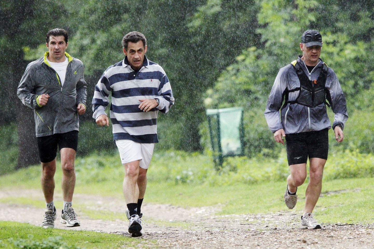 Nicolas Sarkozy (keskel) eelmisel nädalal vihmases Pariisis jooksmas.