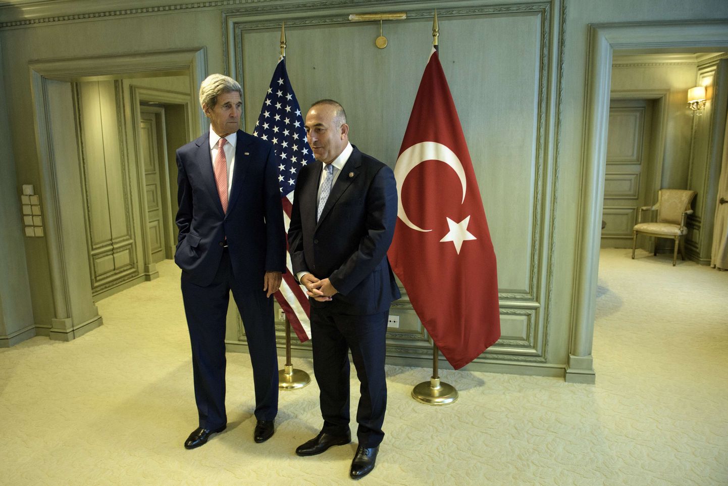 Paremal Türgi välisminister Mevlüt Çavuşoğlu, vasakul USA kolleeg John Kerry