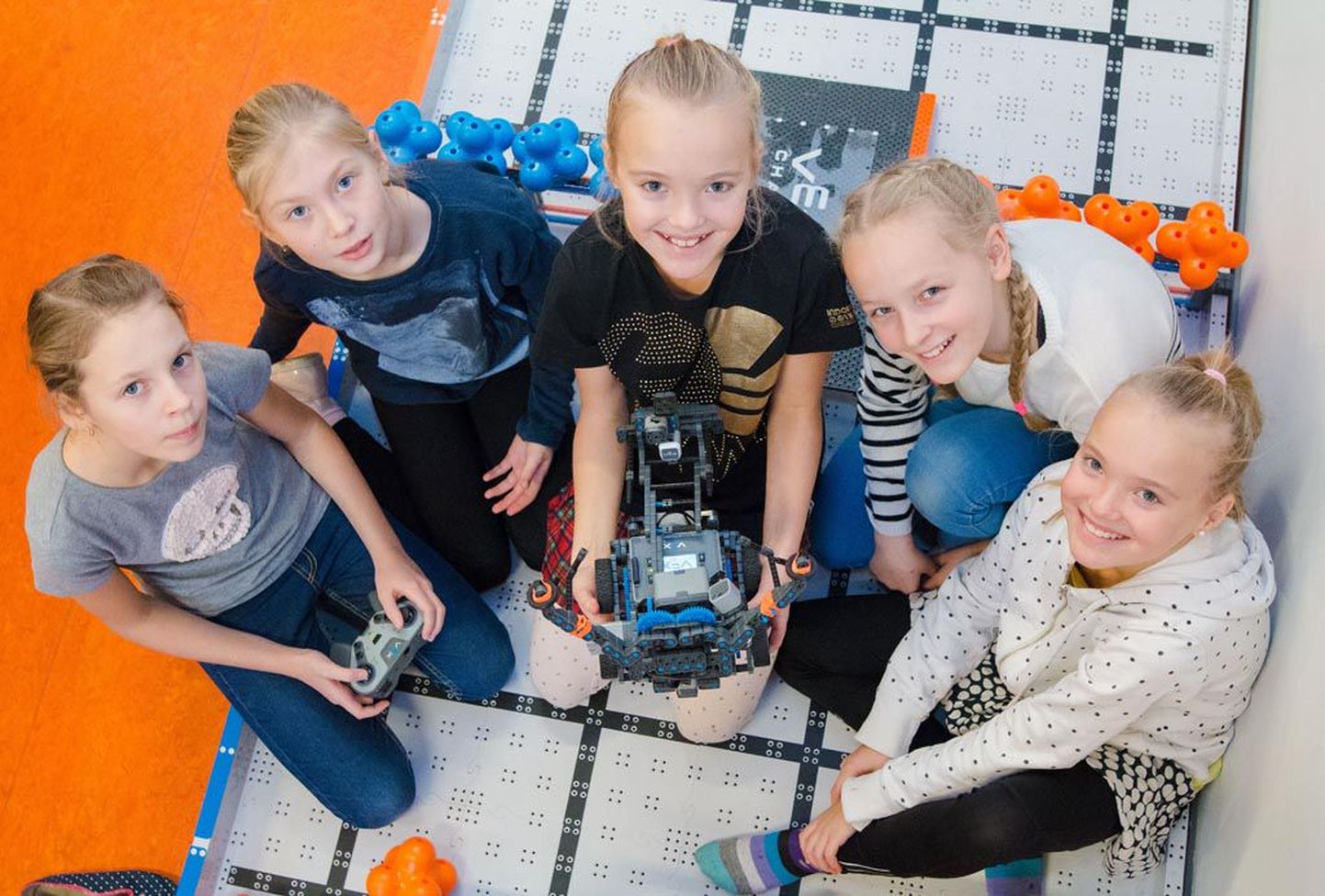 Pärnu Mai kooli 4. klassi tüdrukud ootavad innukalt, et oma VEXtüüpi robotiga võistlustulle astuda.