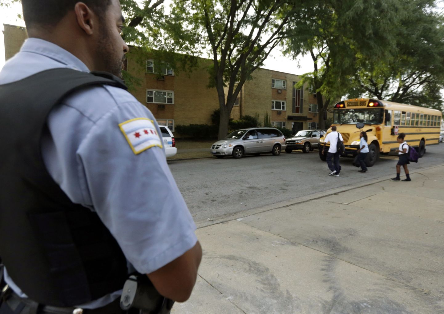 Chicago politseinik valvab, et lapsed turvaliselt koolibussile jõuaksid.