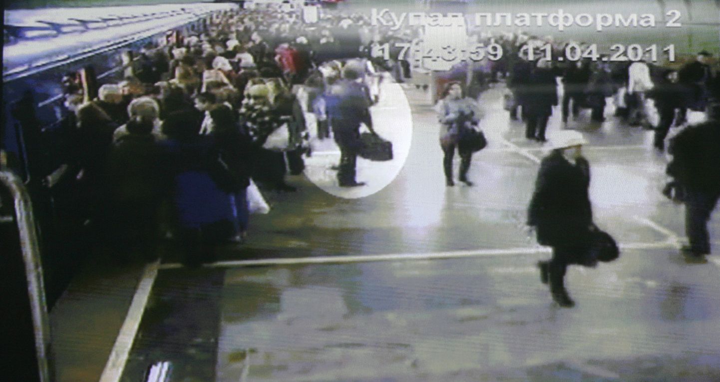 Musta kotiga terrorist Minkis Oktjabrskaja metroojaamas. Pilt on saadud turvakaamerast.