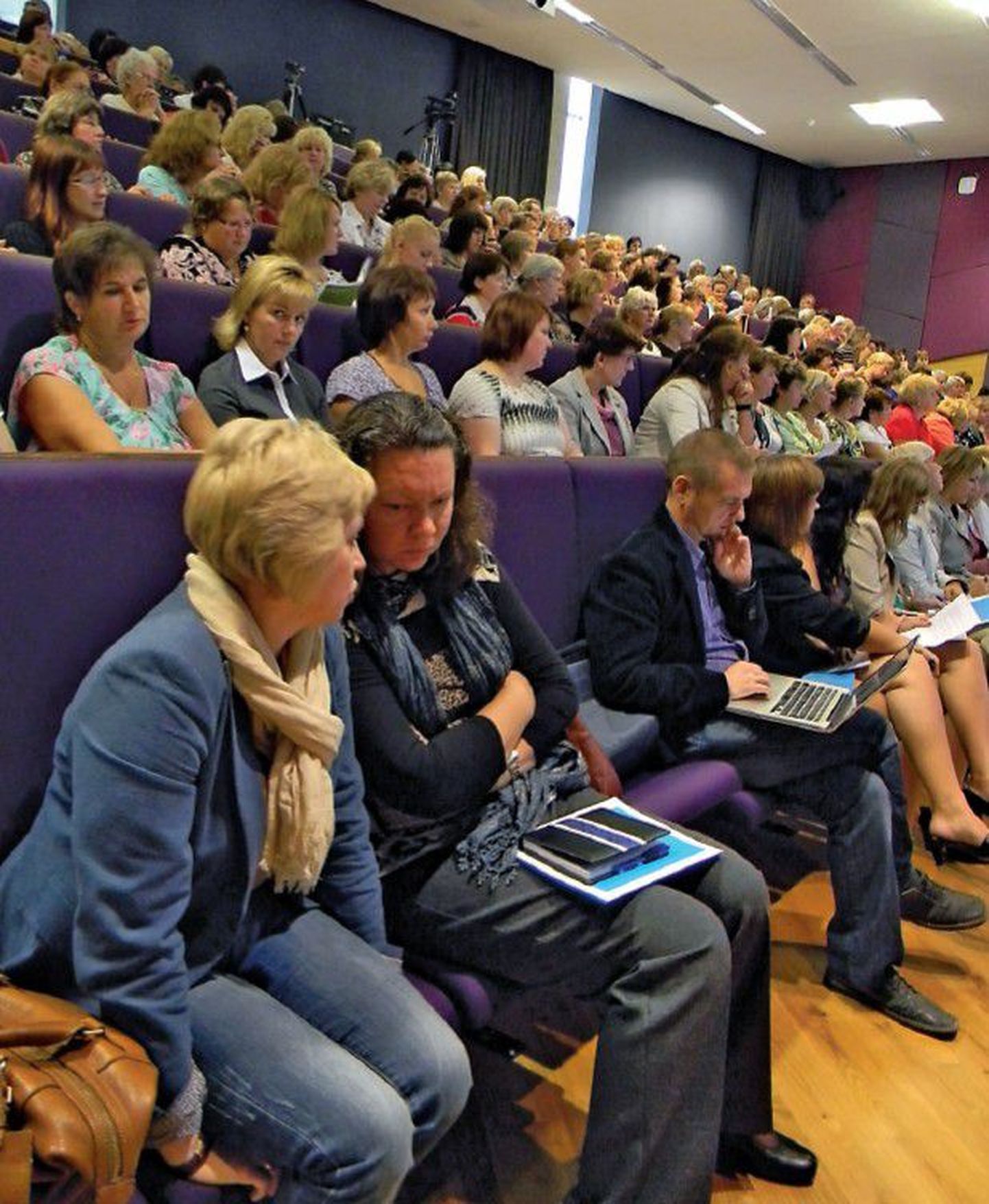 Вчера в Нарвском колледже Тартуского университета состоялась конференция, в которой приняли участие 400 педагогов русскоязычных учебных заведений Эстонии.