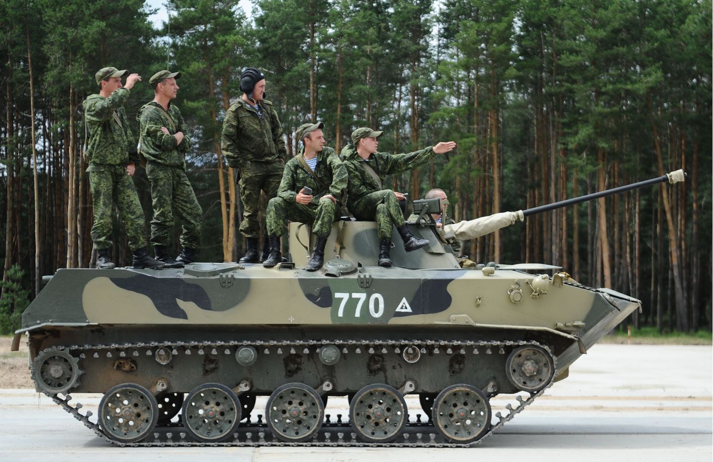 Vene armeelased soomuki peal õppusteks ette valmistumas
