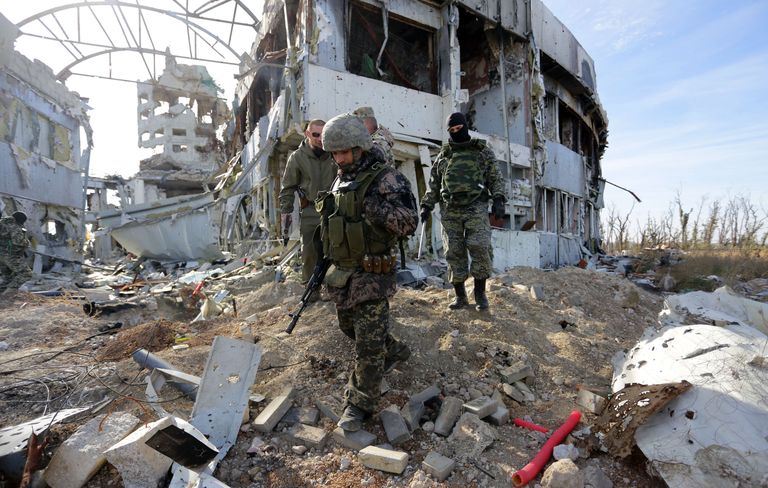 Venemeelsed separatistid purustatud Donetski lennujaama rusude vahel.