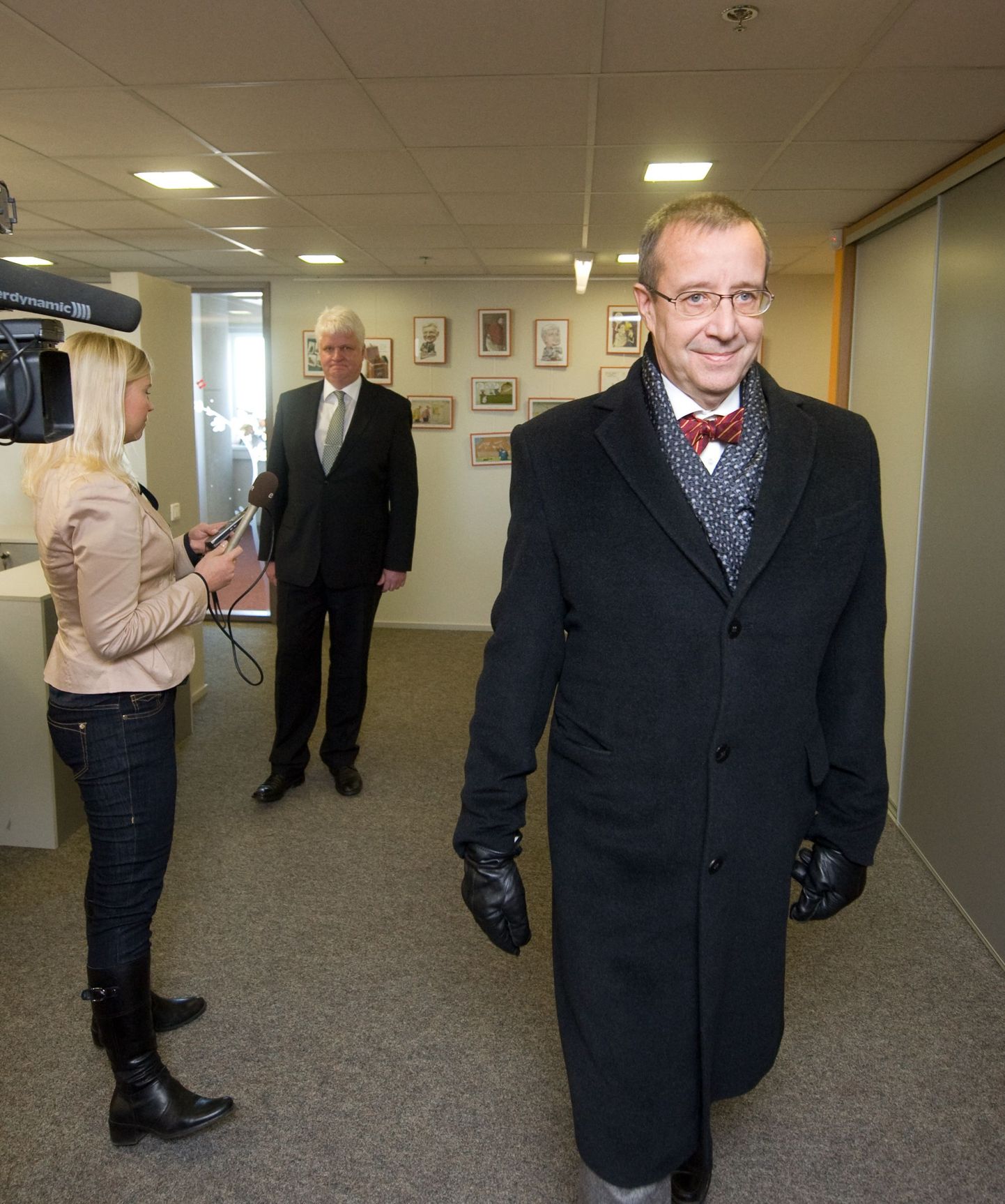 President Toomas Hendrik Ilves töötukassast lahkumas. Tagaplaanil töötukassa juhatuse esimees Meelis Paavel.
