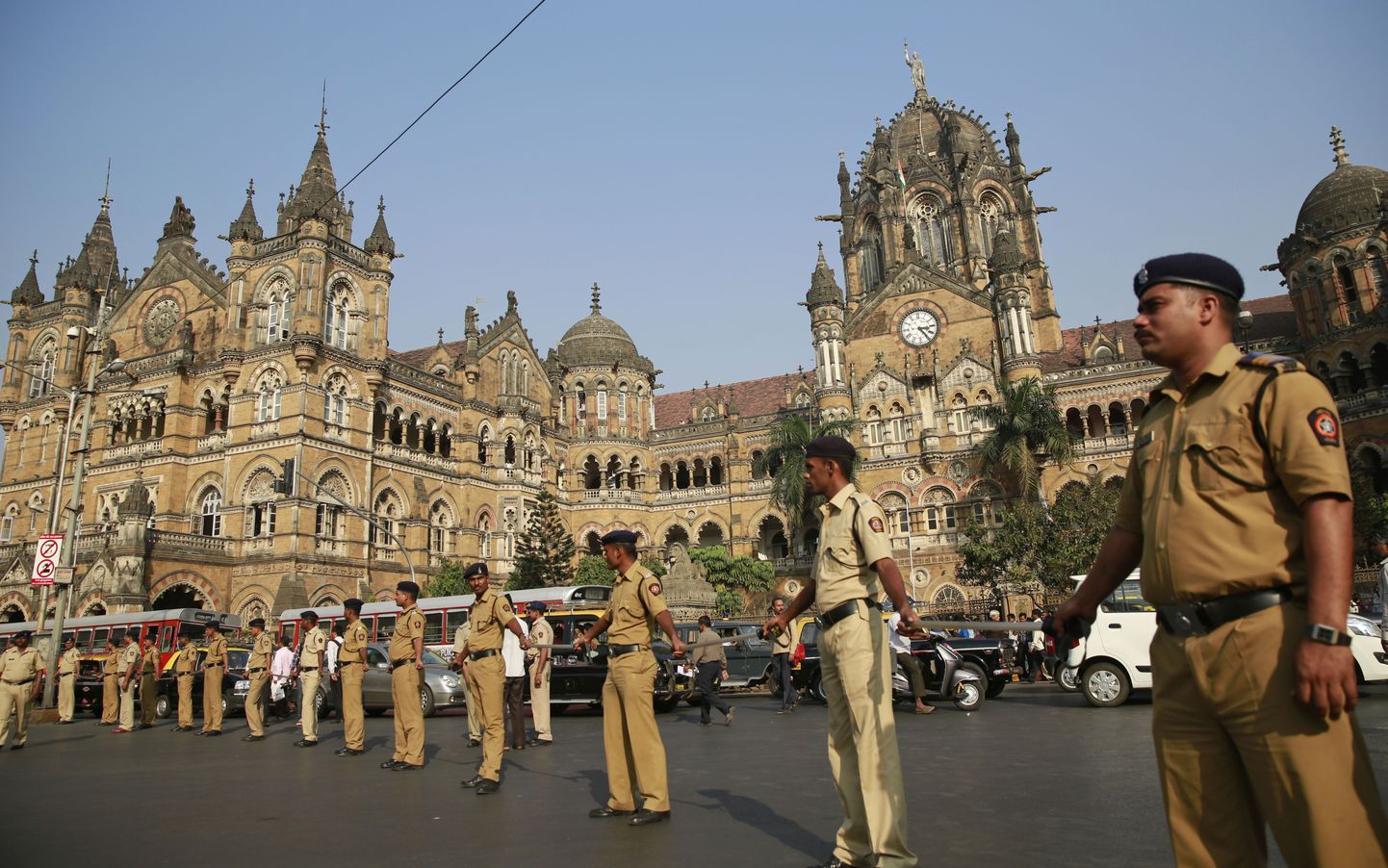 India politseinikud seisavad Mumbais  Chhatrapati Shivaji raudteejaama juures, mis oli üks 2008. aasta terrorirünnakute sihtmärk.
