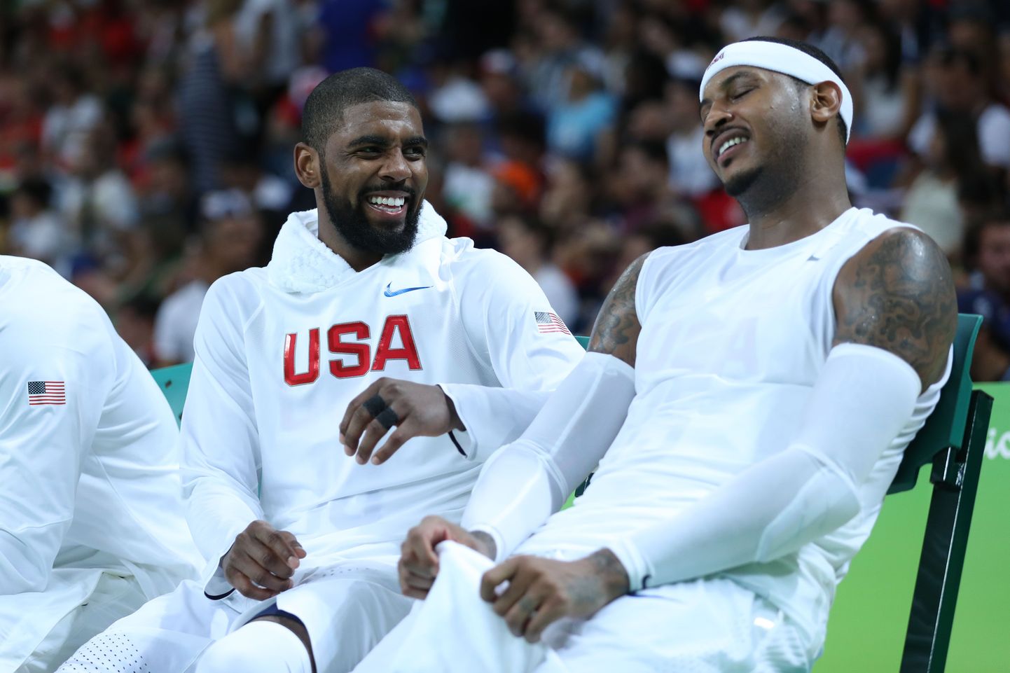 USA koondise liidrid Carmelo Anthony ja Kyrie Irving aitasid meeskonna alagrupiturniiril esimeseks.