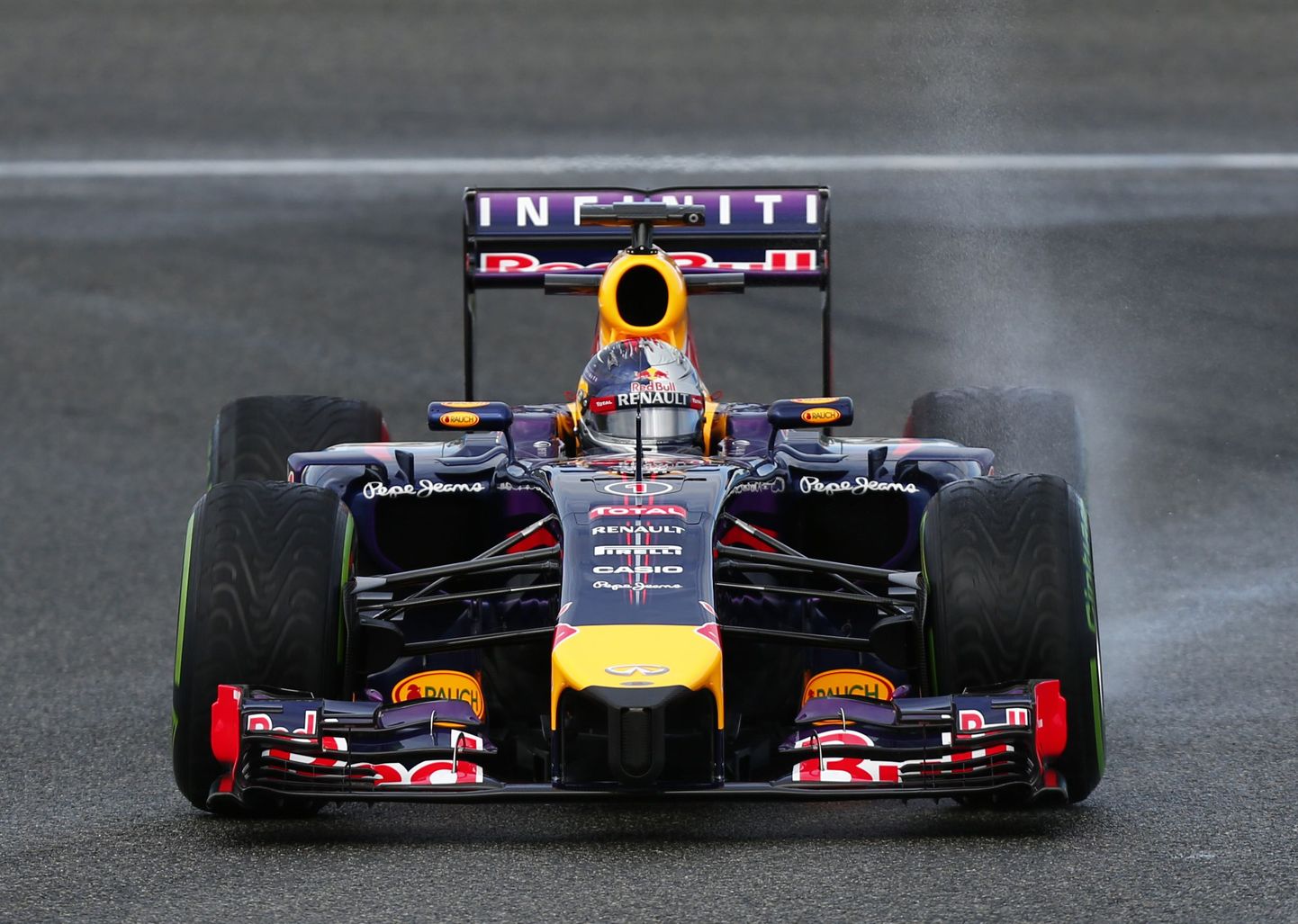 Harv vaatepilt Jerezi testipäevadelt: Red Bulli vormel on rajal ja liigub.