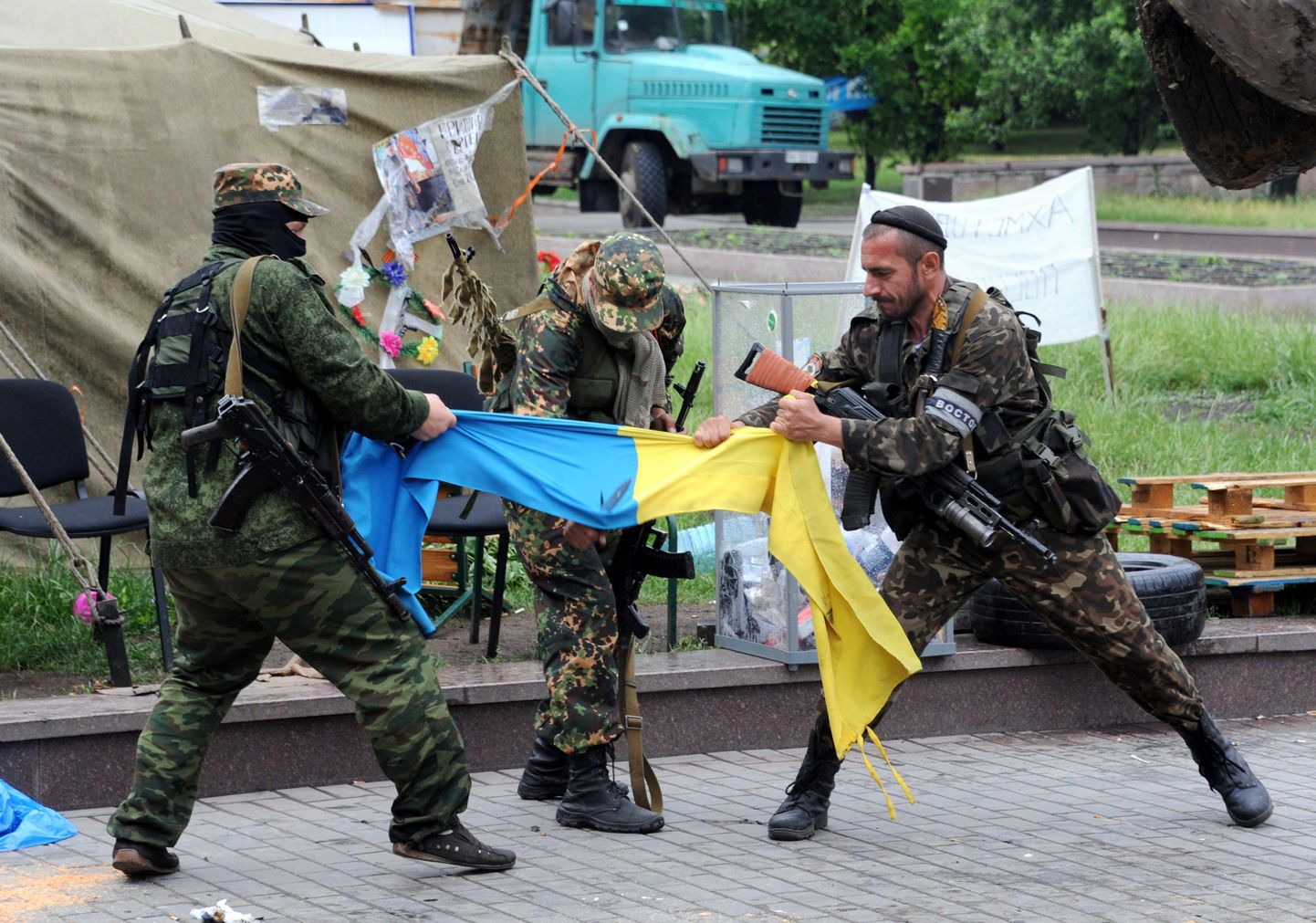 Vostoki võitlejad rebisid Donetskis Ukraina lipu pooleks