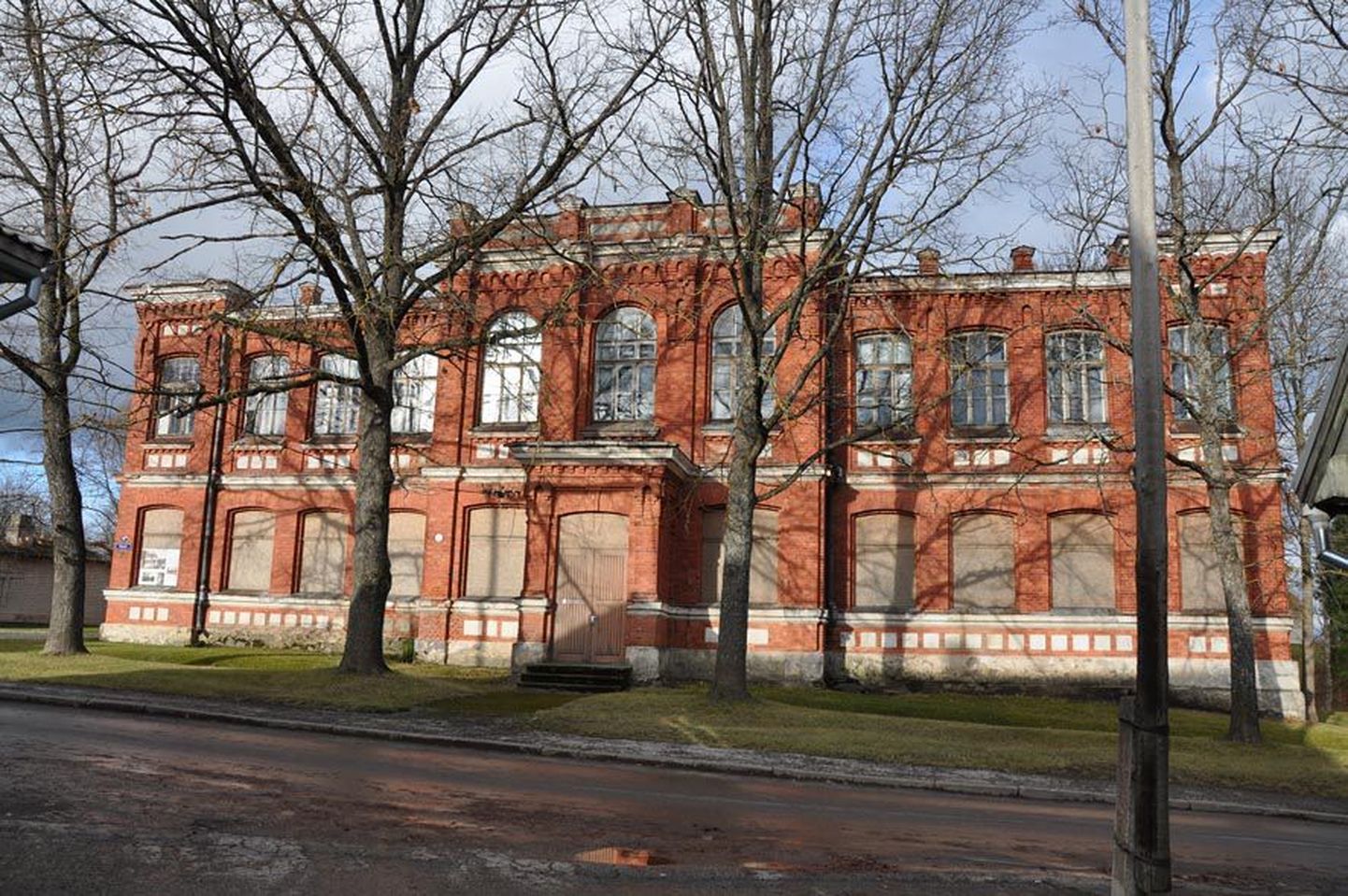 Kool asus selles majas kuni 1963. aastani, mil valmis uus koolimaja Aiavilja tänavas. Hiljem tegutsesid siin pioneeride maja ja raamatukogu. Praegu seisab maja tühjalt ja laguneb. 2013