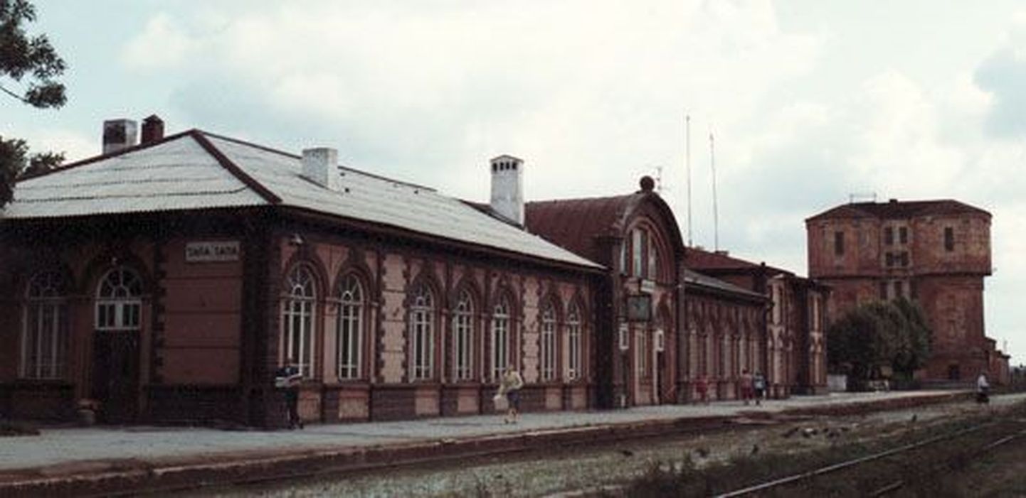 Tapa raudteejaama hoone 1990. aastate alguses.
