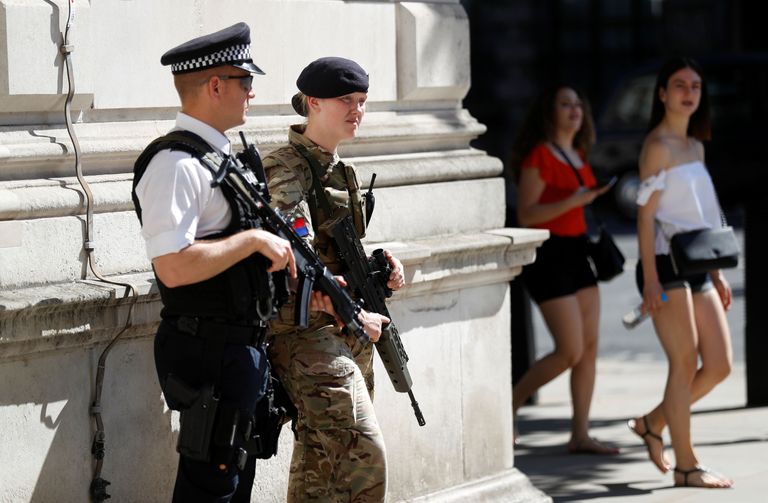 Sõdur ja politseinik möödunud reedel Londonis. Foto: PETER NICHOLLS/REUTERS/Scanpix