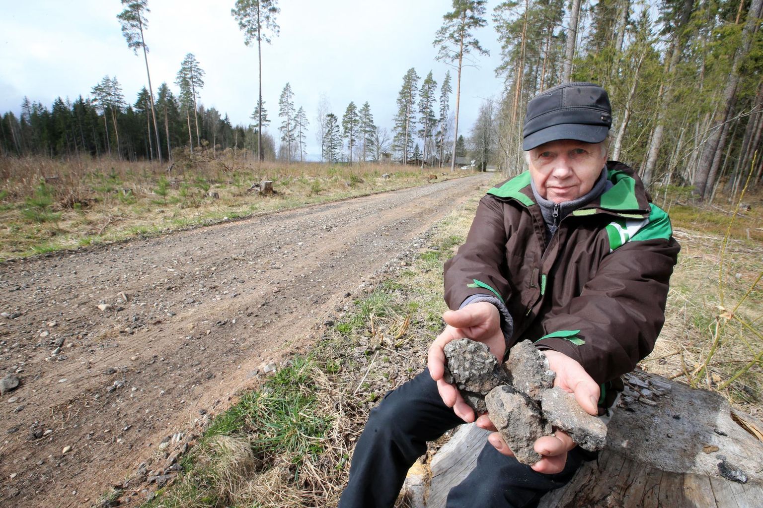 Roiu lähedal hööveldas RMK metsateed, mille katte ehitas Elmar oma kätega, kuid nüüd on teekattest järel vaid tükid.