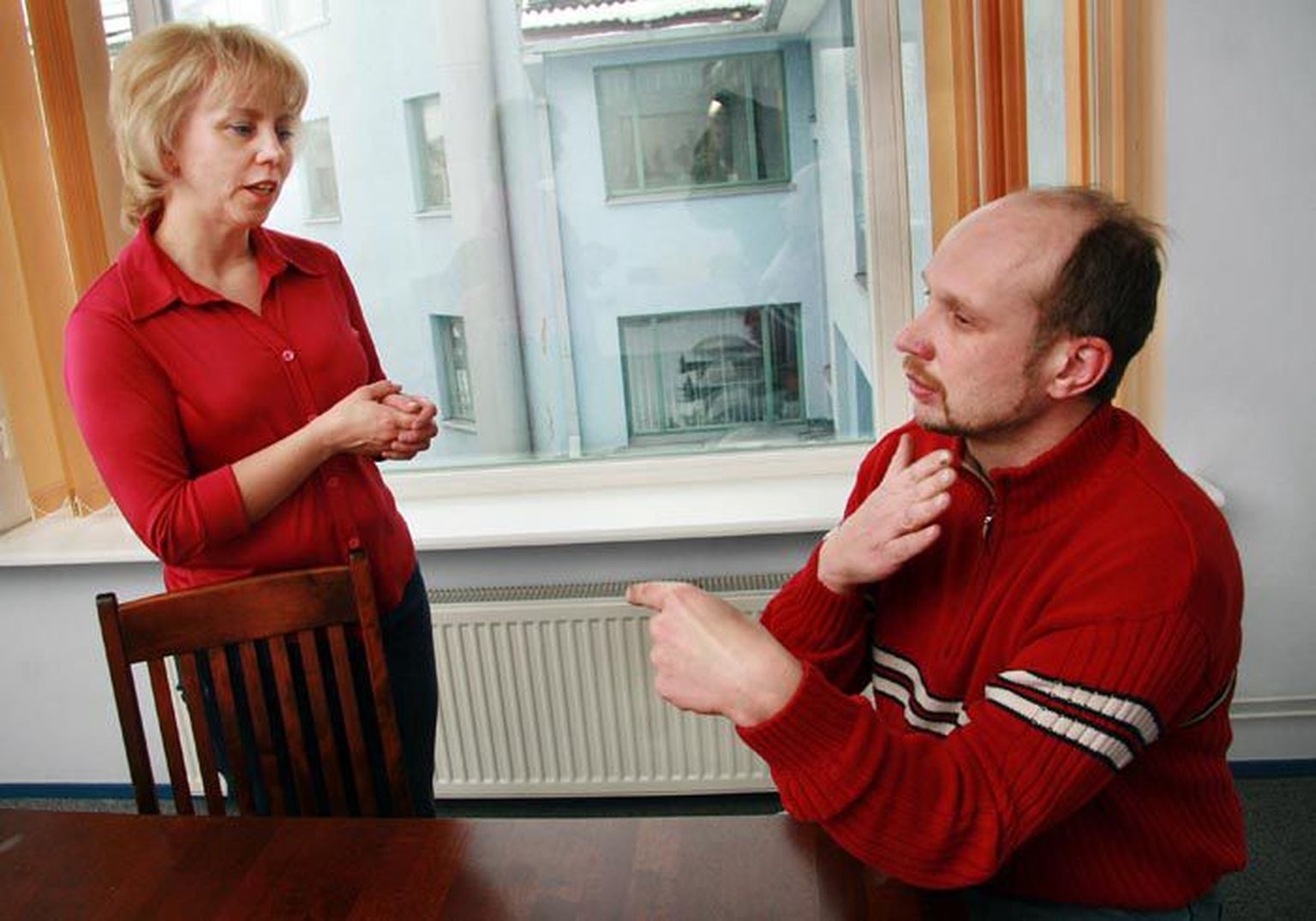 Eesti kurtide liidu juhatuse liige ja Pärnumaa kurtide ühingu juhatuse esimees Andrus Siig kinnitab tõlgi Anne Nisumaa abiga: “Probleemid lahendaks kurtide oma uudistesaade.”
Ants Liigus