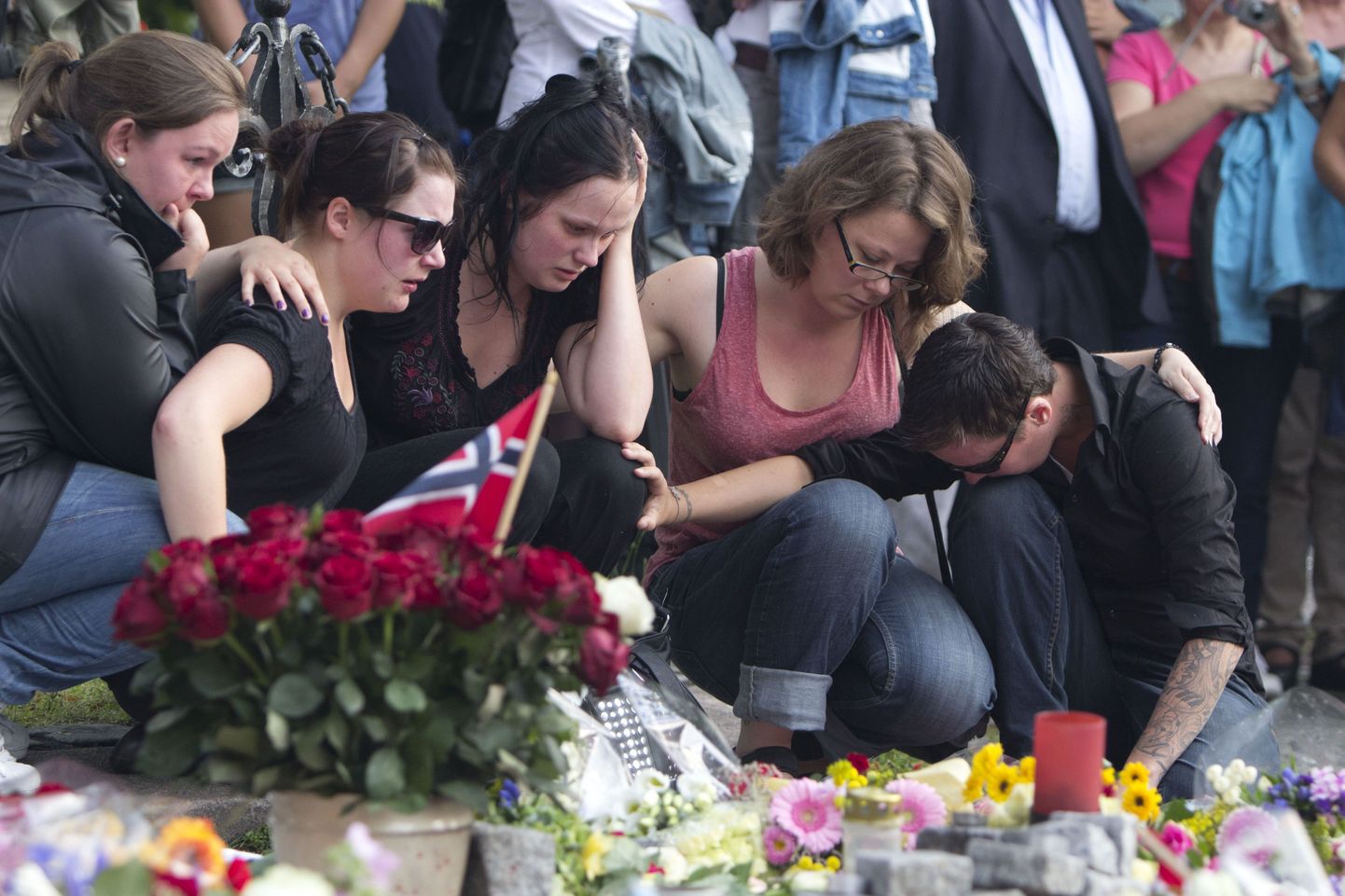 Norras leinatakse reedese terrorirünnaku ohvreid.