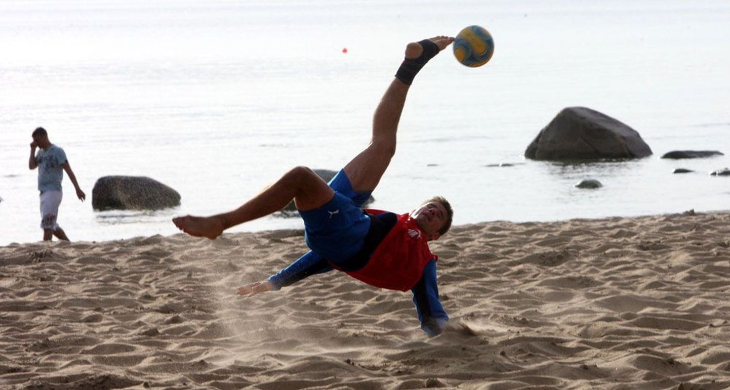 Rannajalgpallurid esitasid Viimsi rannas treeningul jõu- ja  ilunumbreid. Pildil koondise kaitsemängija Rando Rand löögil.