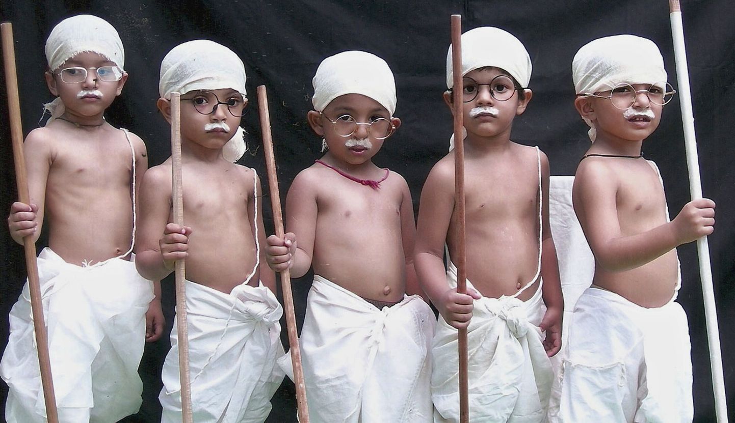 India koolipoisid näevad välja nagu  Mahatma Gandhi.