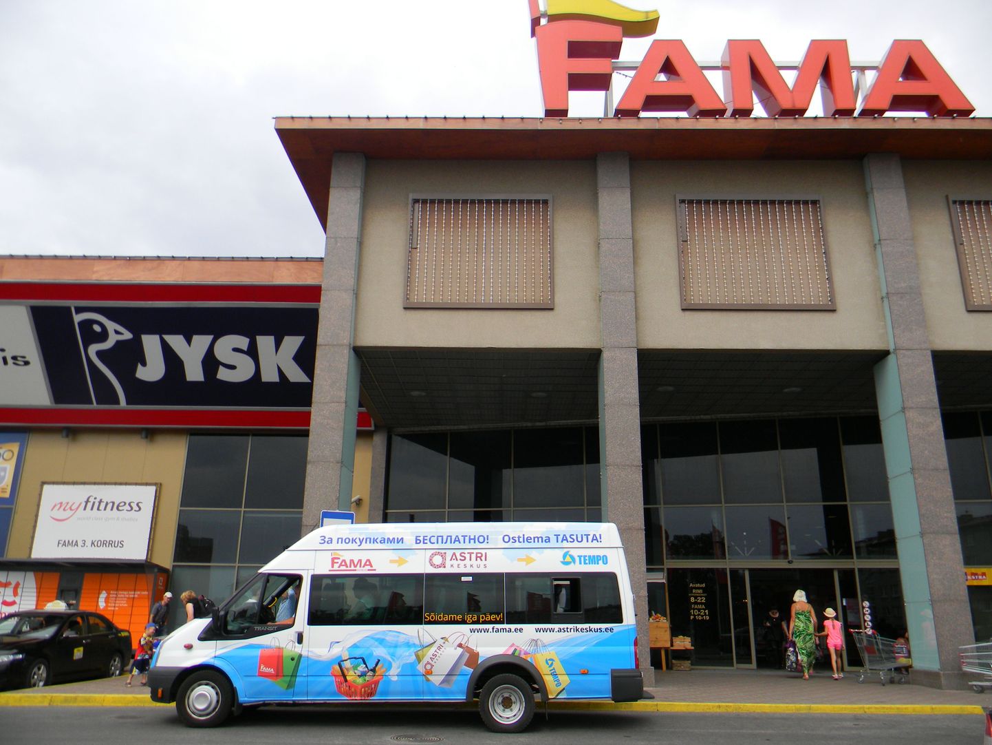 В минувшие выходные в Нарве россияне, как обычно, покупали продукты, однако их было меньше, чем обычно, да и корзины у них не ломились от эстонской колбасы и сметаны. Полупустым ходил и бесплатный автобус между тремя торговыми центрами Fama, Astri и Темро, которым обычно охотно пользуются шоп-туристы.