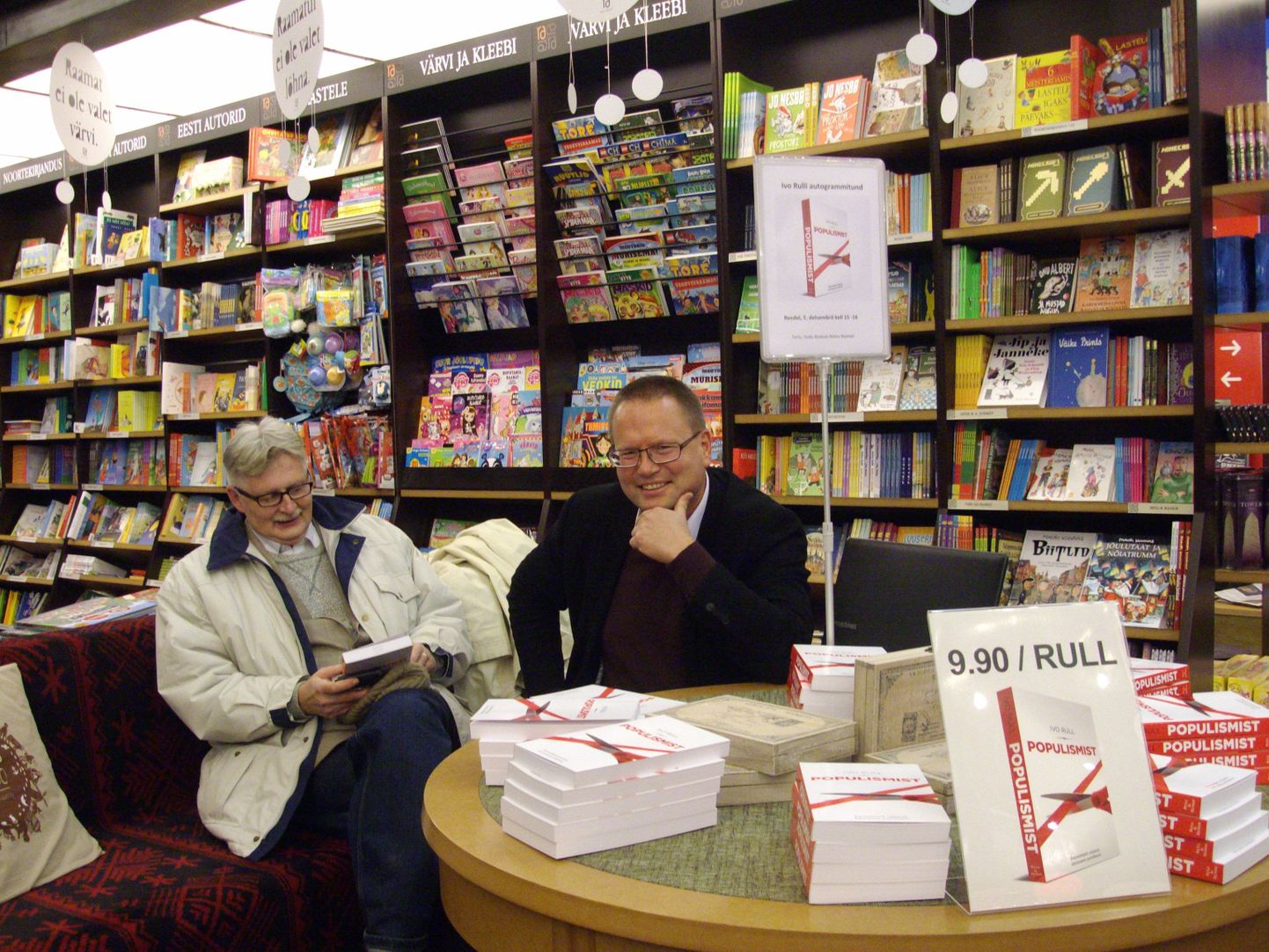 Tartlane Urmas Aunin küsis raamatu "Populismist" autorilt Ivo Rullilt autogrammi.