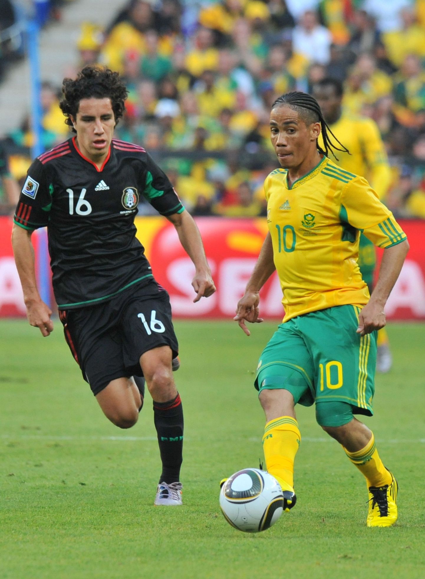 Защитник мексиканской сборной Эфрайн Хуарес (слева) и полузащитник сборной ЮАР Стивен Пейнаар